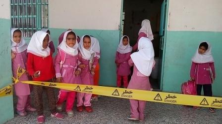 تخریب مدرسه بلال قشم/ دانش آموزان در چادر درس می خوانند