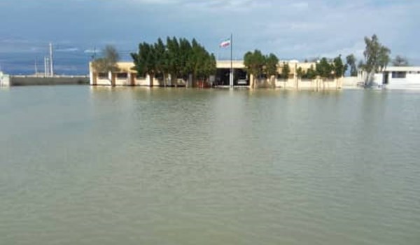 آب گرفتگی و تعطیلی مدرسه رازی طولا جزیره قشم
