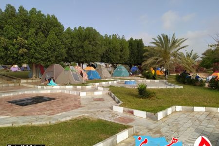 نصب چادر در بوستان ها و کمپ های جزیره قشم در نوروز کرونایی